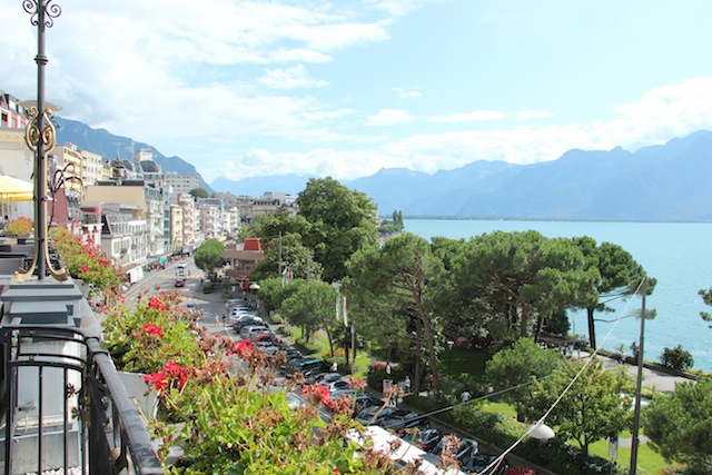 O visual de Montreux de terraço do Hotel Suisse Majestic