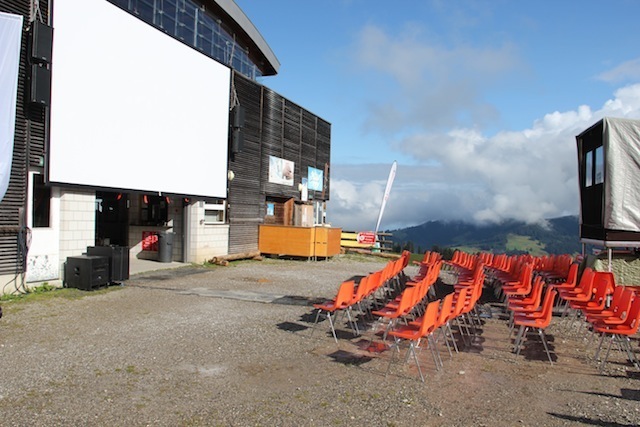 Até cinema rola no verão no alto da montanha em Charmey