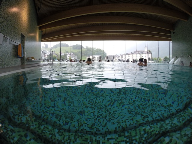 O maravilhooooso Spa LES BAINS DE LA GRUYÈRE - detalhe: é proibido fotografar na piscina. 