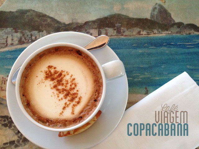 Cappuccino no Pérgola, restaurante aberto ao público na piscina do Copacabana Palace