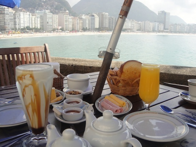 O café da manhã na Confeitaria Colombo do Forte com a vista de Copacabana