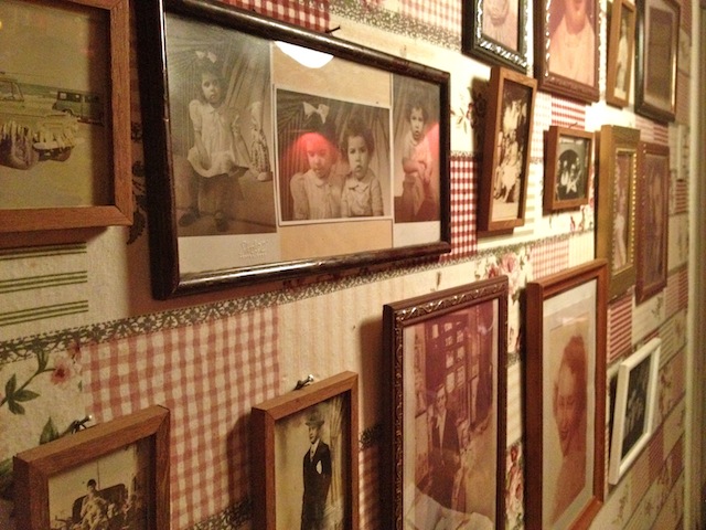 as fotos antigas da família da proprietária e momentos especiais do restaurante