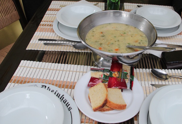 único prato servido à mesa é a sopa