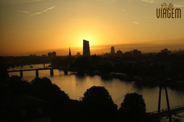 O amanhecer em Frankfurt Am Main da janela do quarto, lindooo