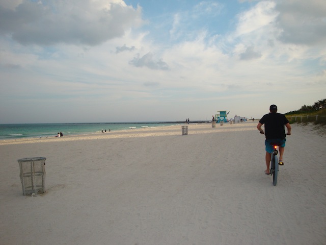 pra quem aluga uma bike de praia, dá pra ir pela areia