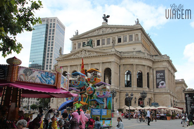 O prédio a Ópera de Frankfurt que oferece vários espetáculos