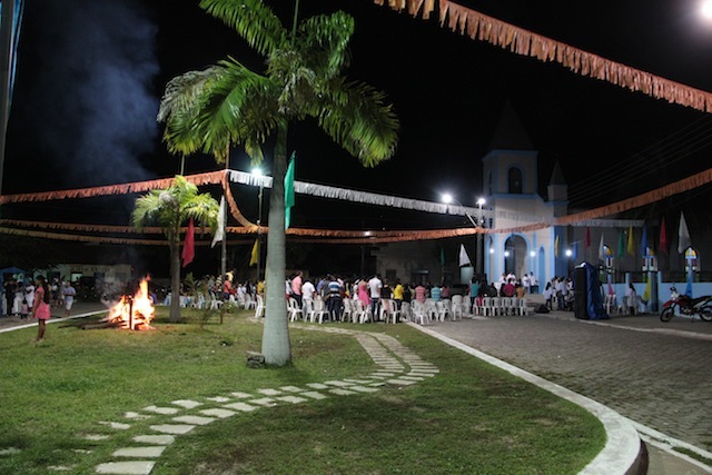 A Praça da Matriz, em frente ao restaurante, em dia de festa da comunidade de São João