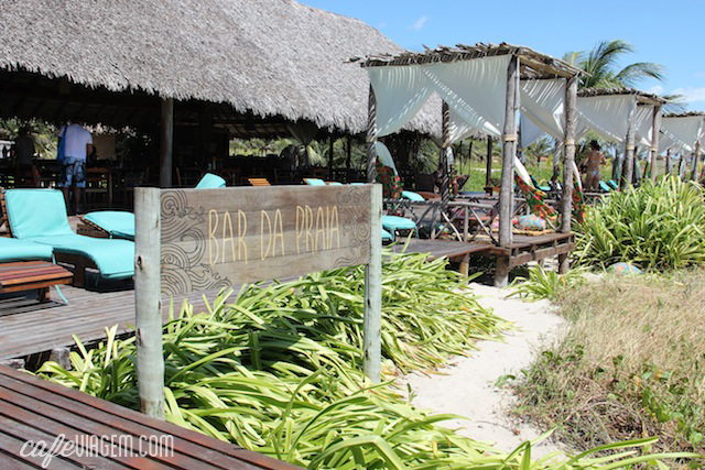O bar em frente à praia, praticamente na areia