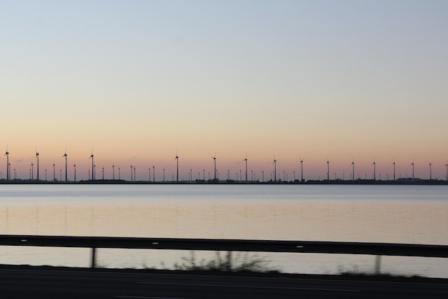 O amanhecer na Freeway, rodovia a caminho da Estrada do Mar