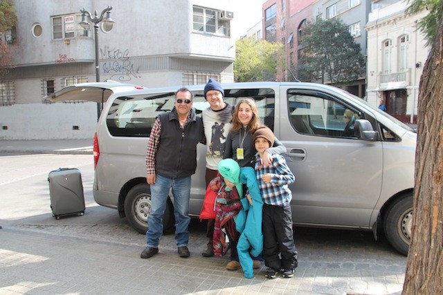 Família pronta para embarque com o motorista da Exploring Chile