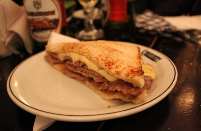 O famoso sanduíche chileno, o Barros Luco. Na foto, o sanduíche do Liguria
