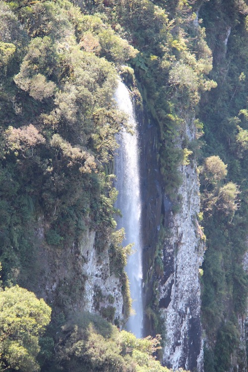 vista da cascata vista do mirante da Trilha do Cotovelo