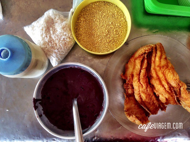 uma das comidas típicas de Belém: peixe frito com açaí e farinha de mandioca e tapioca e