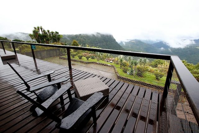 varanda ao lado da sala da lareira do hotel com vista para o Vale do Quilombo - Foto Cleiton Thiele