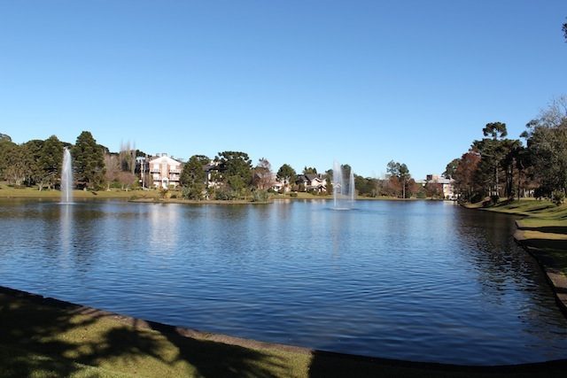 A área do lago: perfeita para caminhar, correr, brincar ou pedalar