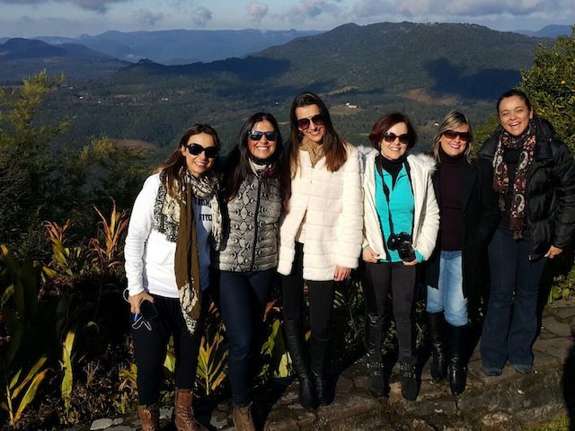As blogueiras felizes por estarem juntas na foto clássica no murinho do Laje de Pedra para o Vale do Quilombo