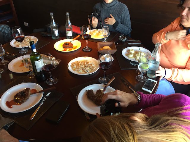 making off das blogueiras comendo e fotografando os pratos