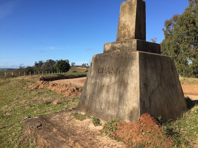 o marco que divide a fronteira e nos revela que chegamos aos vinhedos da Carrau no lado uruguaio
