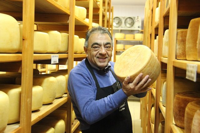 O Toni, o especialista em queijo que deu uma aula pra gente dentro da sala climatizada, a "adega" dos queijos