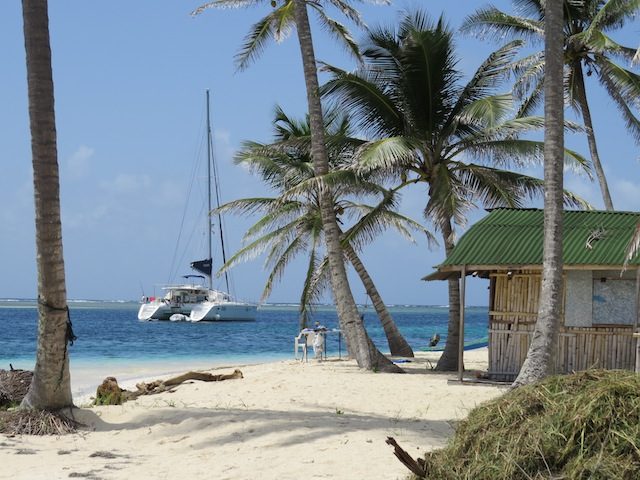 Ilha de Chichime. Nossa cabana e o veleiro Ipanema ao fundo.