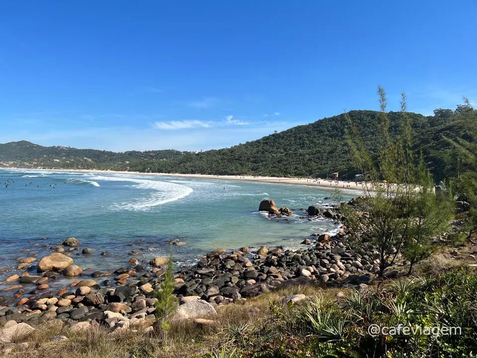 Descubra como encontrar uma piscina natural na praia do rosa