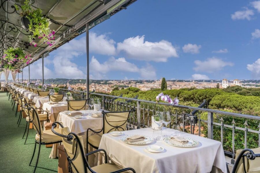 Rooftop em Roma: bar com o pôr do sol e vista